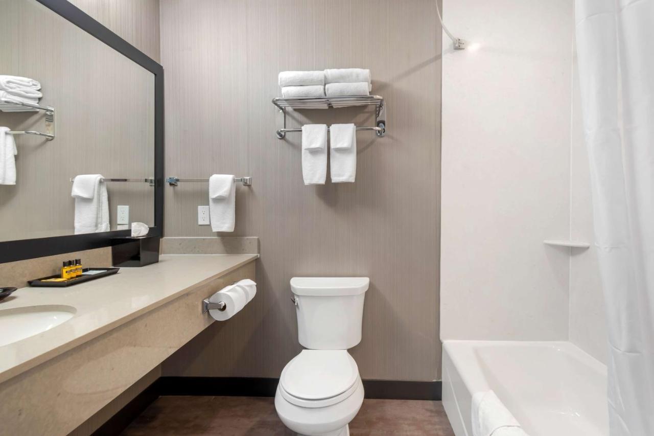 Best Western Plus East Side Saskatoon Esterno foto